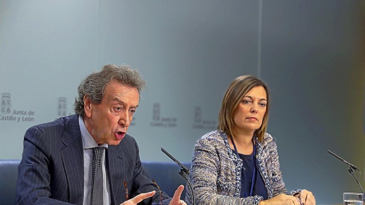 José Antonio de Santiago-Juárez y Milagros Marcos durante la rueda de prensa. --- ICAL