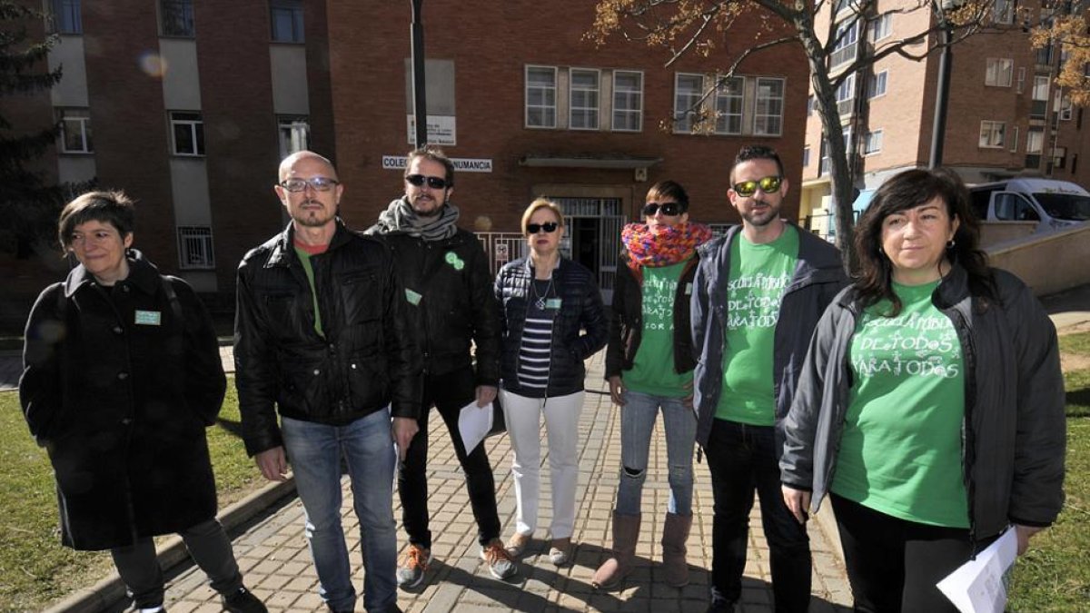 Representantes de la Plataforma de la Escuela Pública ayer.-Valentín Guisande