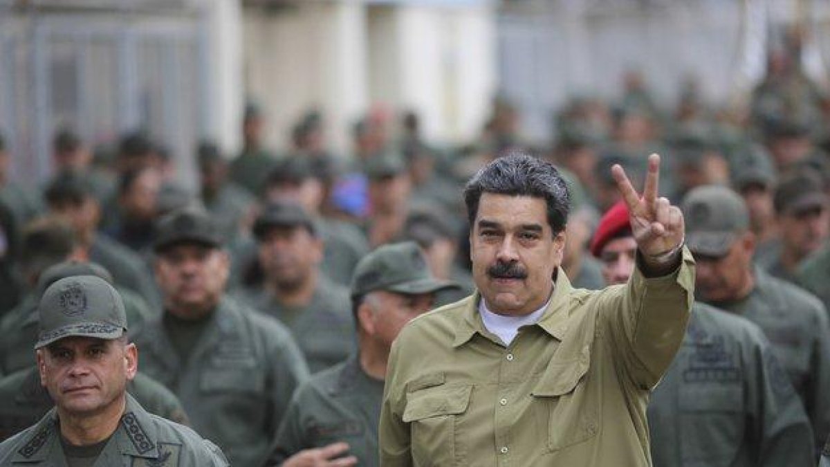 Nicolás Maduro ha iniciado una persecución contra los funcionarios que participaron del fallido levantamiento en su contra.-AFP (CARACAS)