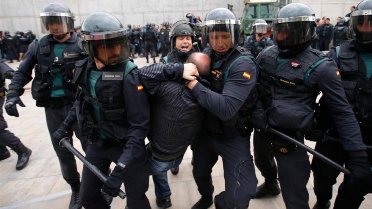 Actuación de la Guardia Civil en Sant Julià de Ramis en su intento de impedir la votación del referéndum-RAYMOND ROIG