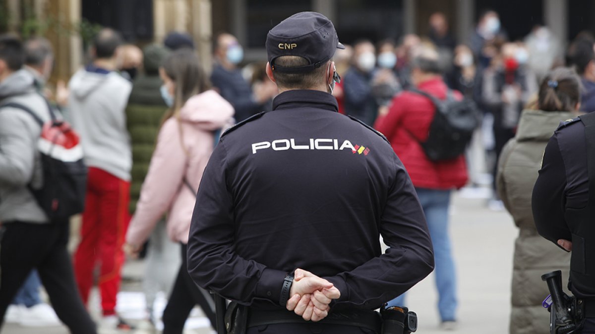 Un agente de la Policía Nacional durante su jornada de trabajo. MARIO TEJEDOR