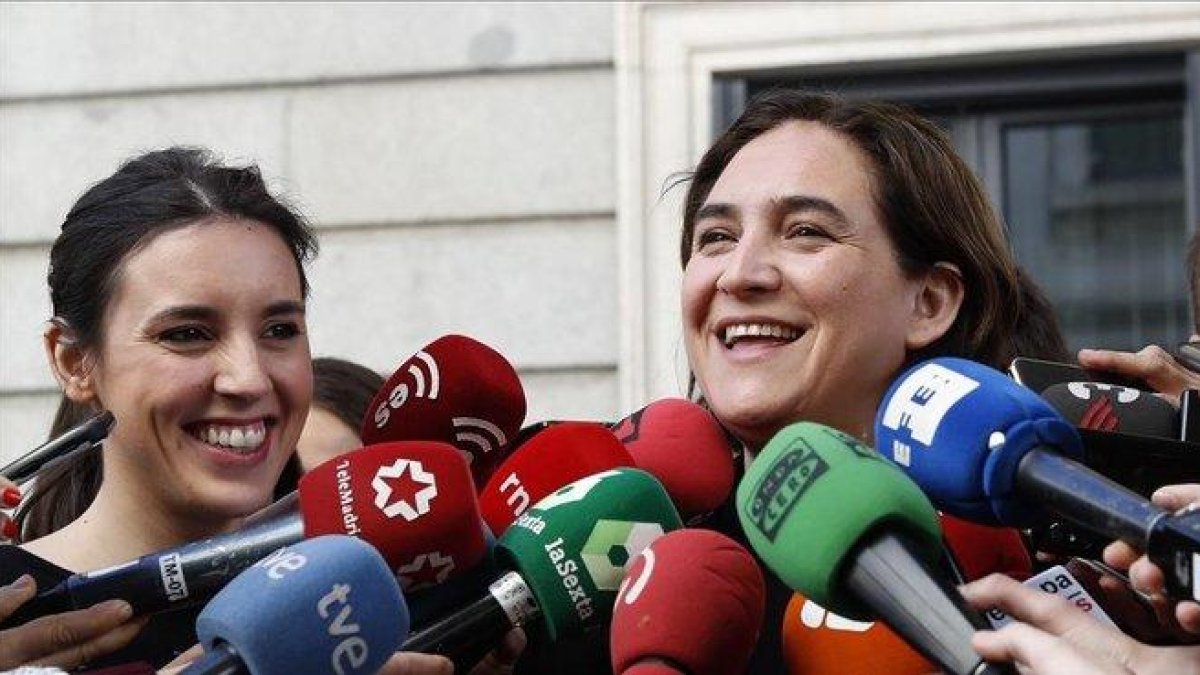 La portavoz de Unidos Podemos en el Congreso, Irene Montero, y la alcaldesa de Barcelona, Ada Colau-J P GANDUL (EFE)