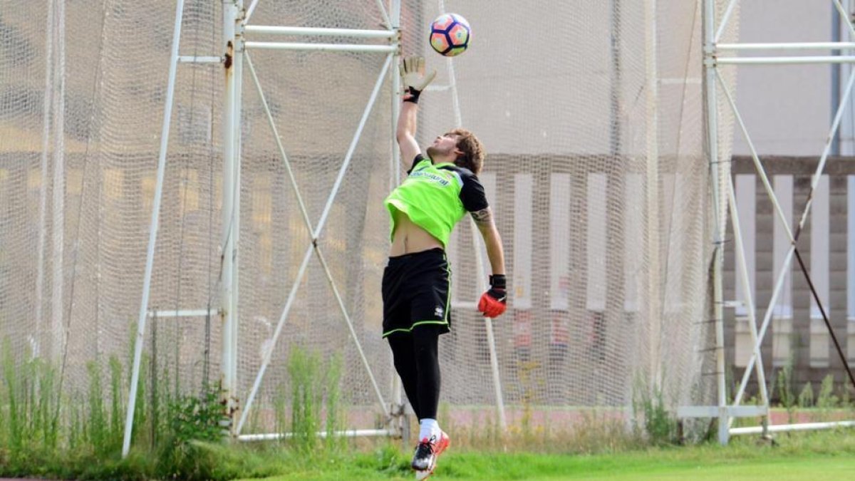 El cancerbero rojillo Aitor Fernández durante un entrenamiento.-ÁLVARO MARTINEZ