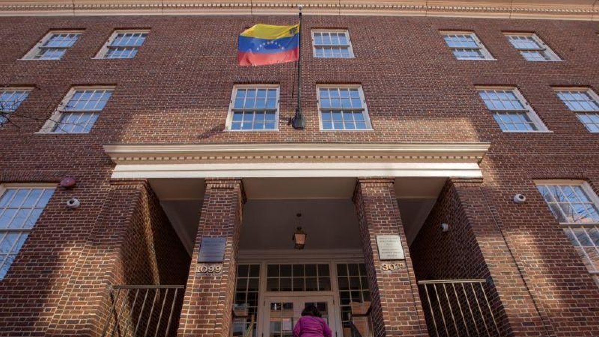 Vista de la embajada de Venezuela en Washington, EEUU.-EFE / EPA