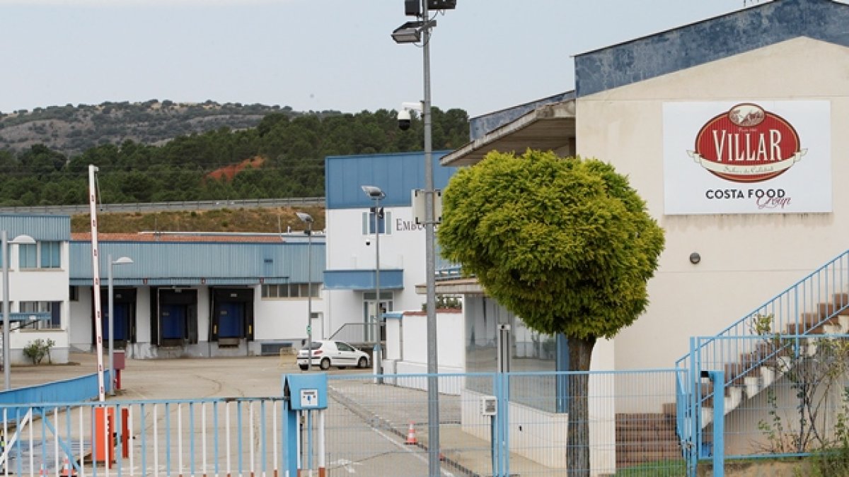 Exterior de las instalaciones de Cárnicas Villar, una de las empresas que recibirá las ayudas. LUIS ÁNGEL TEJEDOR