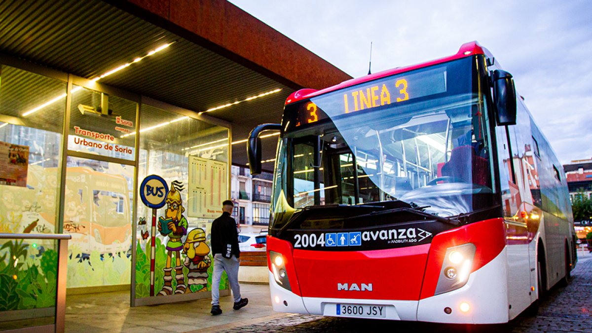 El autobus urbano en su parada de Mariano Granados. MARIO TEJEDOR