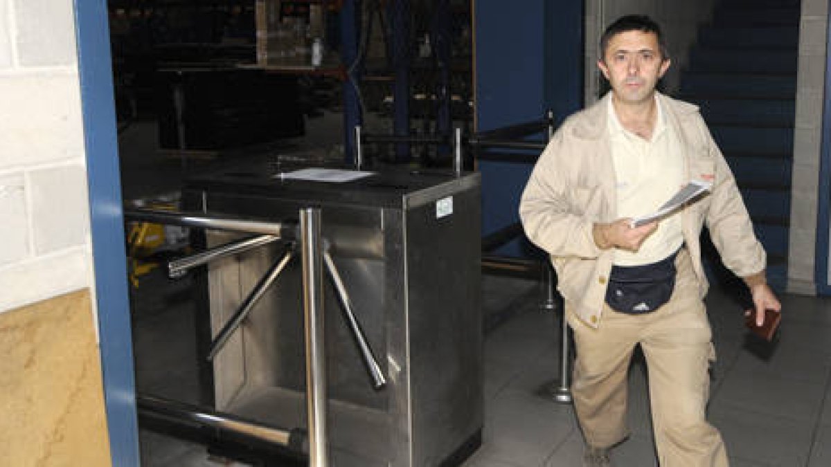 Trabajador de Norma saliendo de la fábrica. / V. G. -