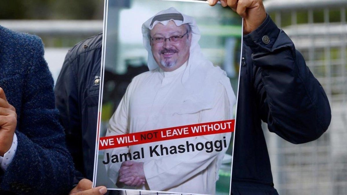 Un manifestante muestra la foto de Jamal Khashoggi en una protesta frente al consulado de Arabia Saudí en Estambul.-REUTERS