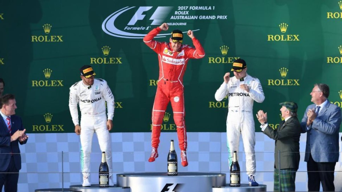 Vettel, Hamilton y Bottas, en el podio de Australia.-AFP