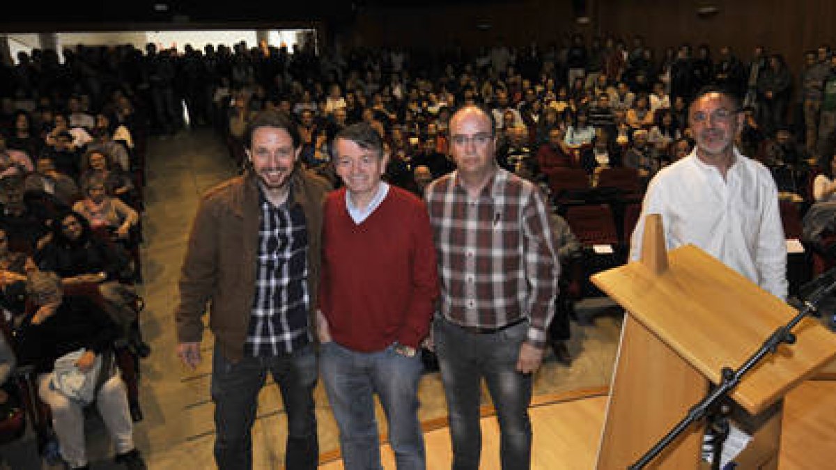 Iglesias, Romero, Vinuesa y Martínez Negredo, ayer, antes de comenzar la conferencia ‘El poder de la ciudadanía’ en la UVa. / VALENTÍN GUISANDE-