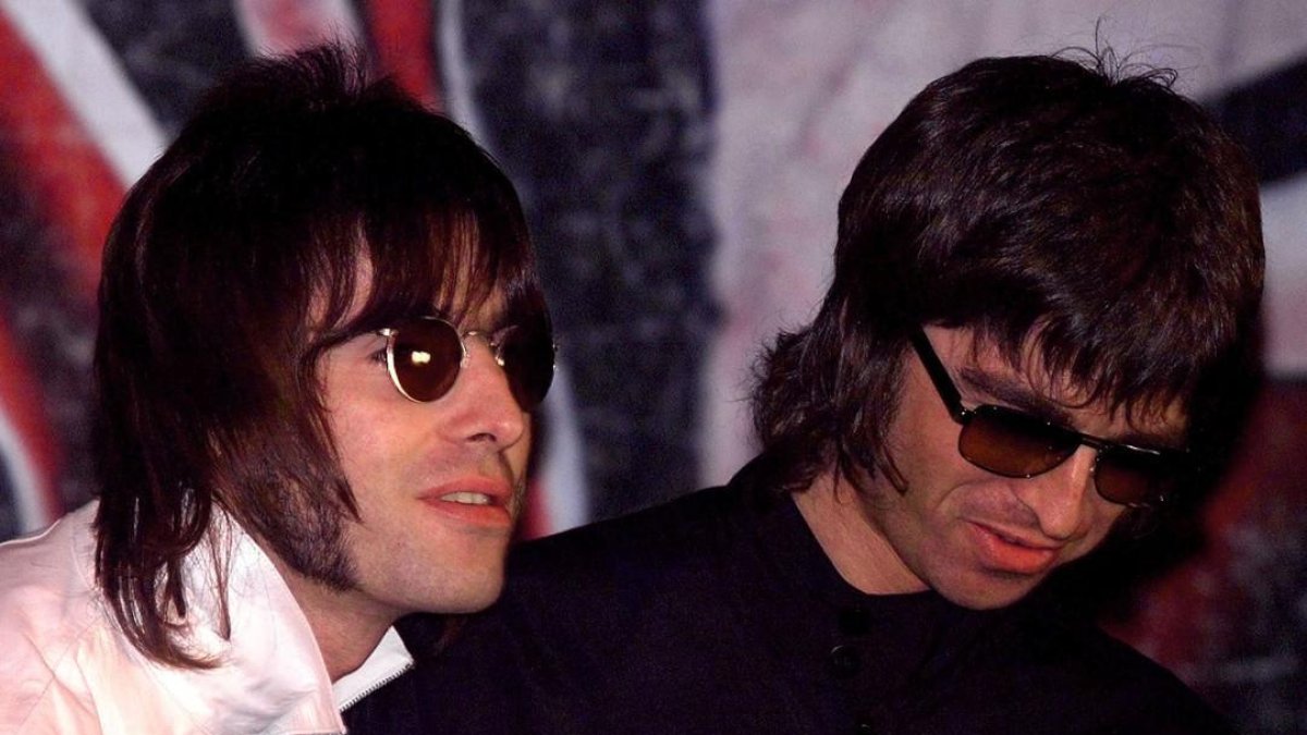 Los hermanos Gallagher, Liam y Noel (derecha). / )-DYLAN MARTINEZ (REUTERS)