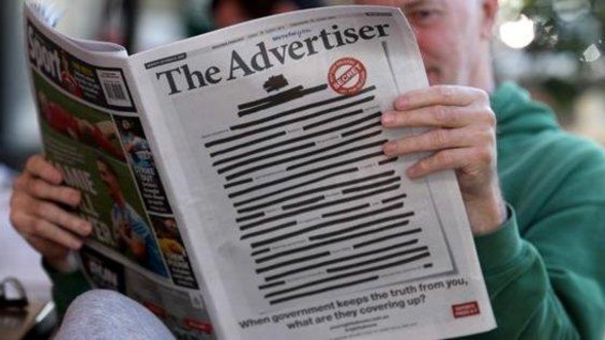 Portada de ’The Advertiser’ ilegible en señal de protesta.-