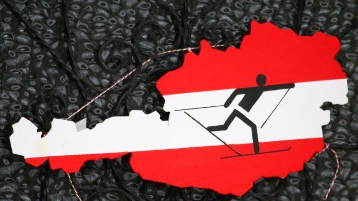 Imagen de un esquiador de fondo sobre el mapa de Austria.-EPA/DPA
