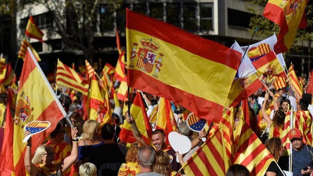 Profusión de banderas en la manifestación de Sociedad Civil Catalana.-JORGE GUERRERO