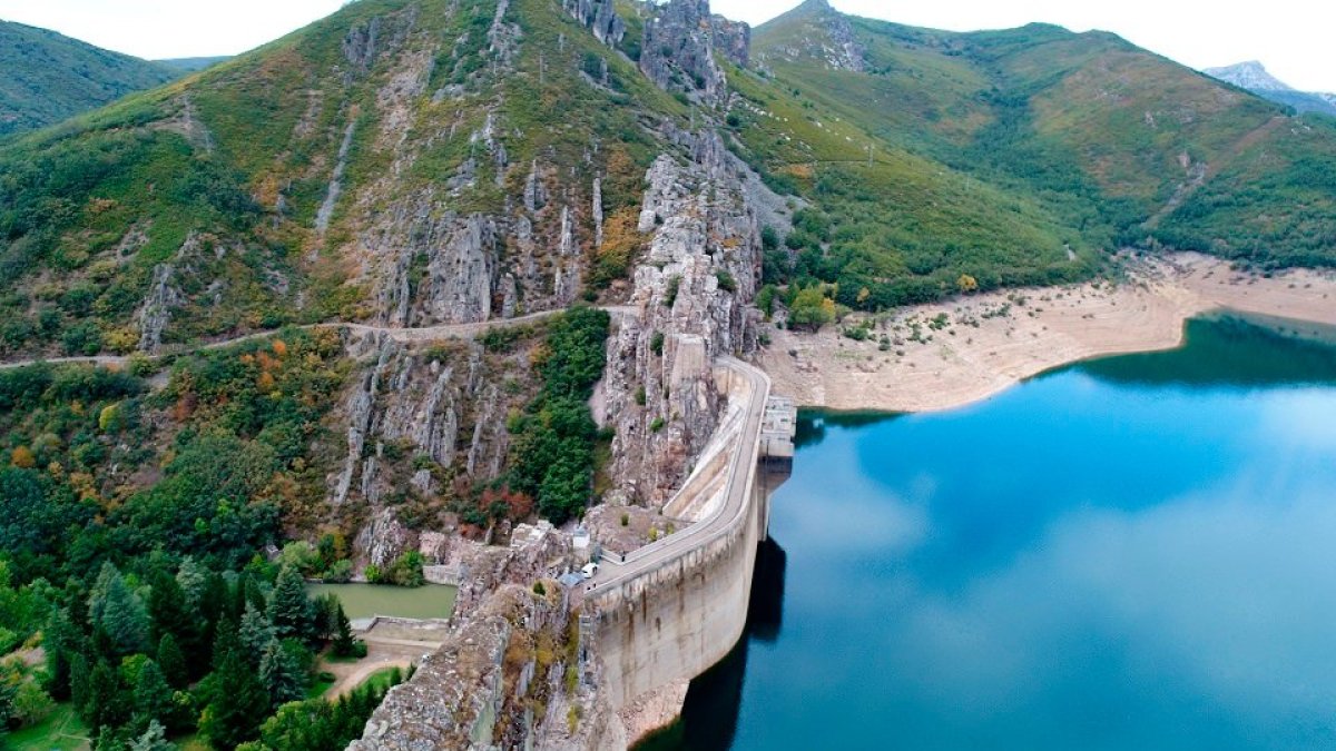 El embalse de Barrios de Luna, en León, uno de los que se propone recrecer en las alegaciones al Plan. / E. M.