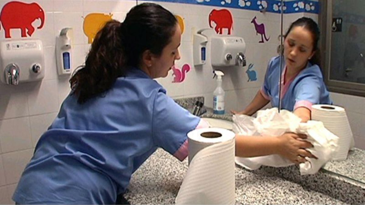 Una mujer trabajando como personal de limpieza.-EL PERIÓDICO (ARCHIVO)