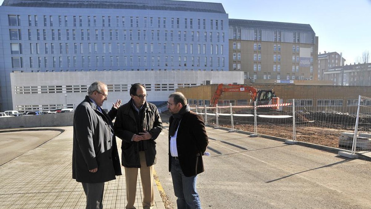 Delgado, López y Atienza en las obras del hospital-Valentín Guisande
