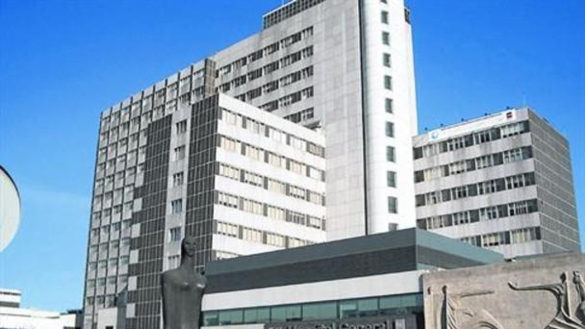 Entrada principal del Hospital de la Paz de Madrid.-EL PERIÓDICO