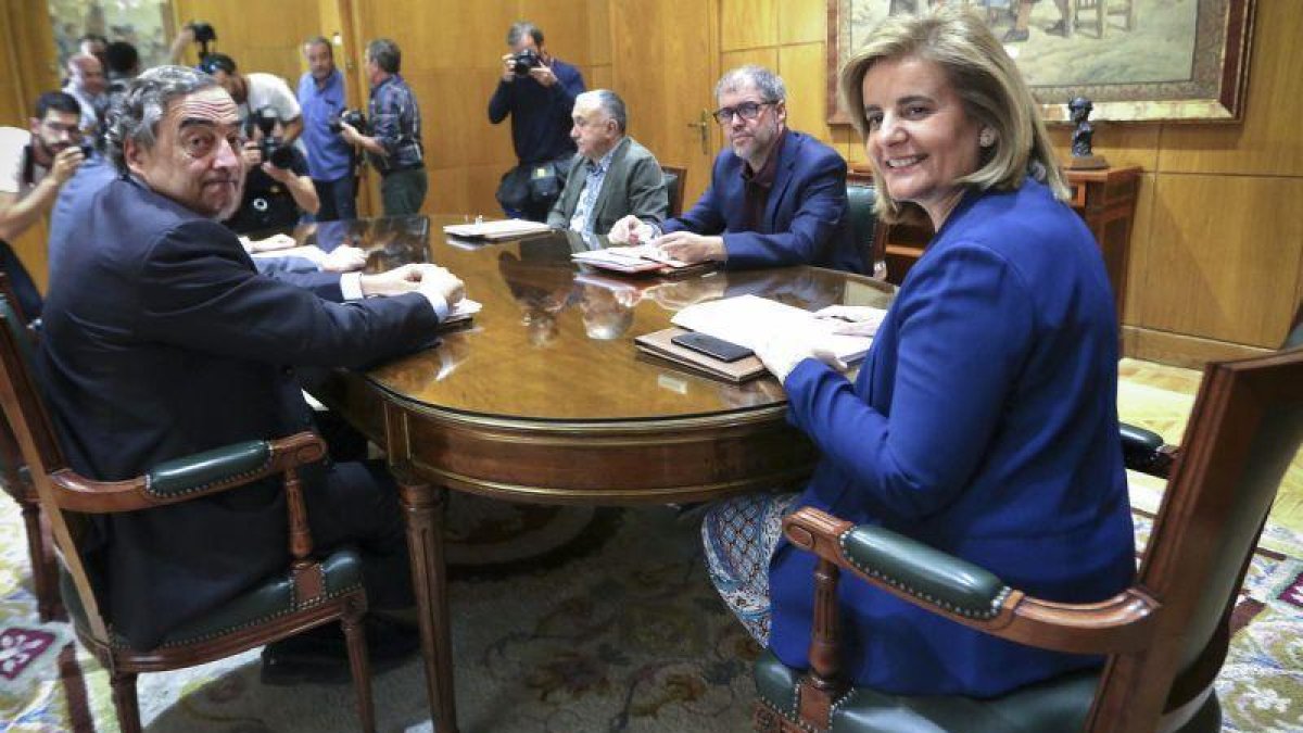 Apertura de la mesa del diálogo social entre patronal y sindicatos, con la ministra Báñez.-JUAN MANUEL PRATS
