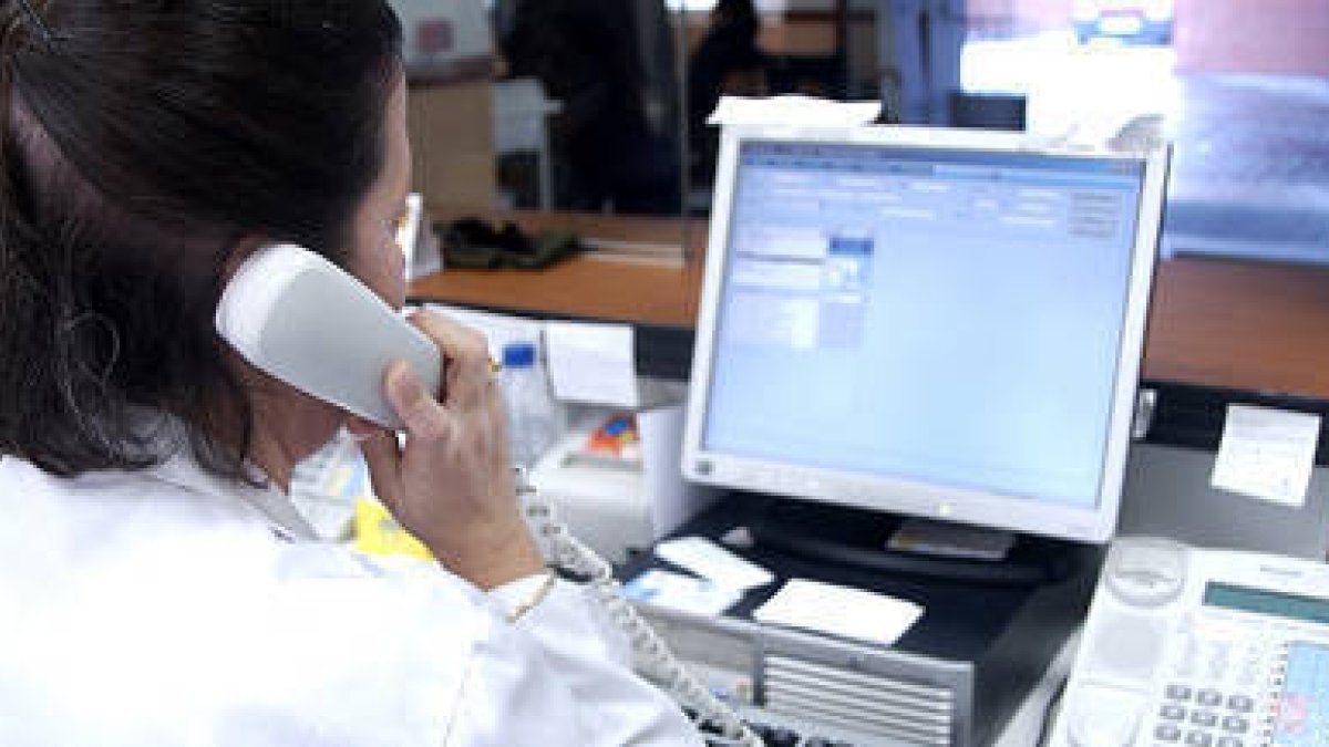 Una profesional del Sacyl atiende una llamada telefónica. HDS