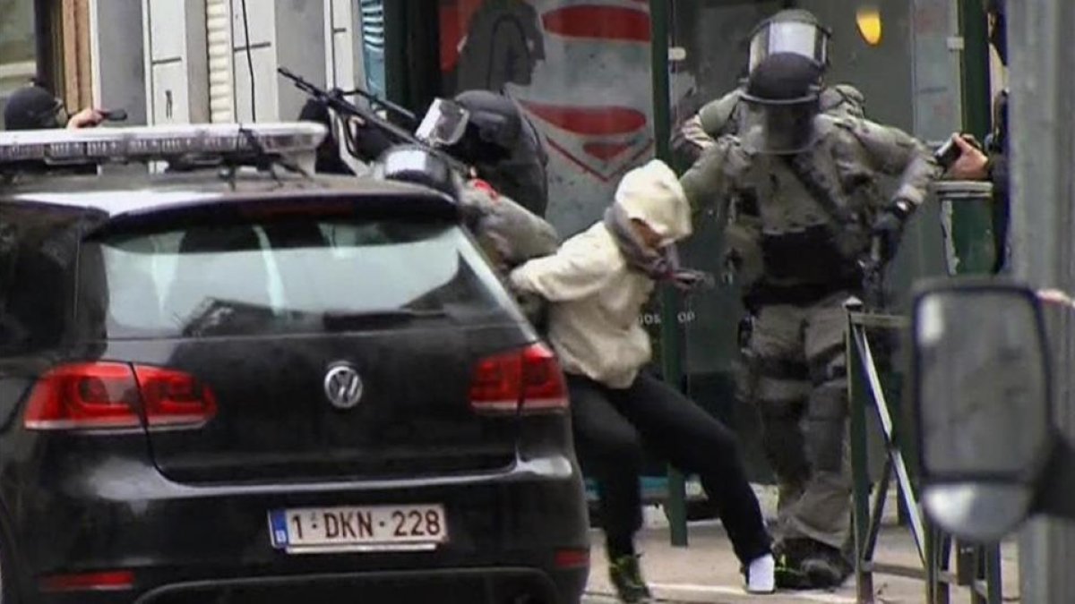 La detención de Salah Abdeslam el pasado 18 de marzo en el barrio de Molenbeek, en Bruselas.-AP