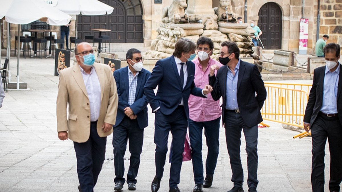 Michel Deller habla con el alcalde de Soria en la plaza Mayor. A la derecha de alcalde, Morales. GONZALO MONTESEGURO