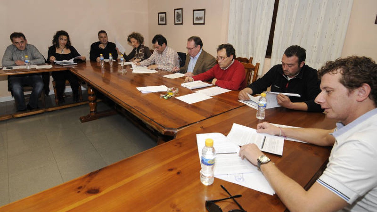 Los tres ediles de UPC, a la izquierda, durante el breve Pleno celebrado ayer. / VALENTÍN GUISANDE-