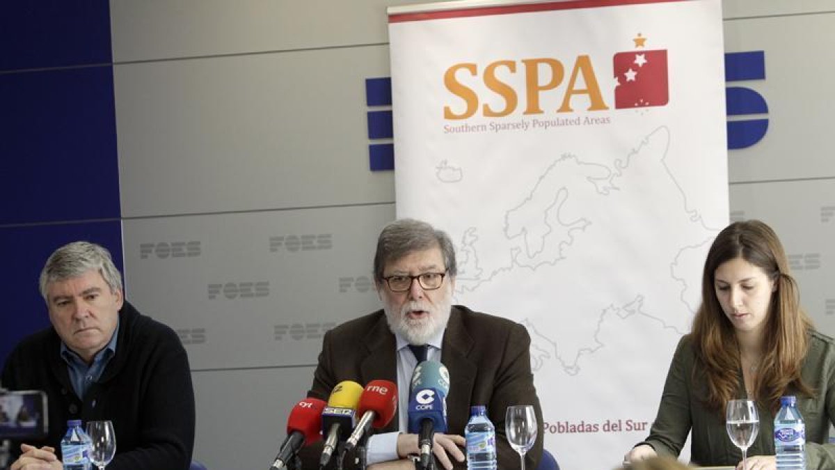 Paulino Herrero, Santiago Aparicio y Sara Bianchi informan sobre el debate europeo.-LUIS ÁNGEL TEJEDOR