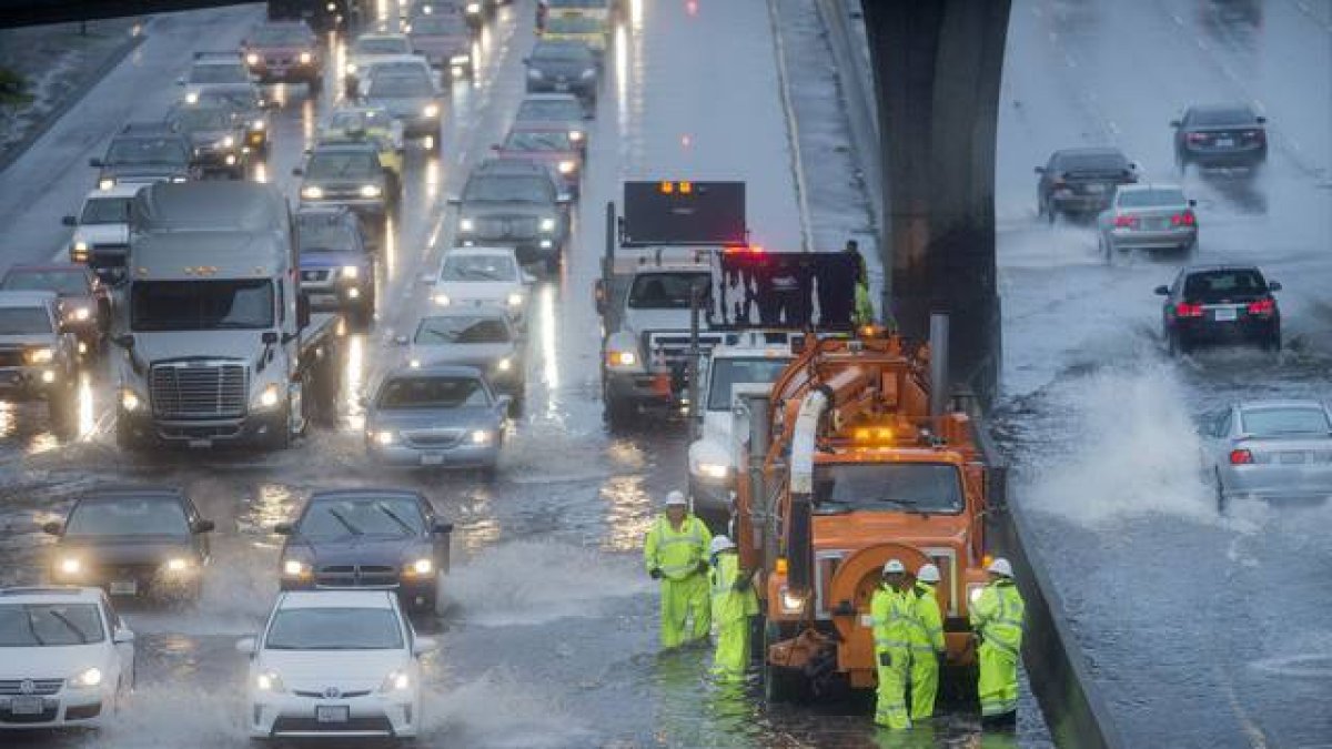 Unos operarios intentan despejar la autopista en el norte de California.-Foto: Noah Berger / AP / NOAH BERGER