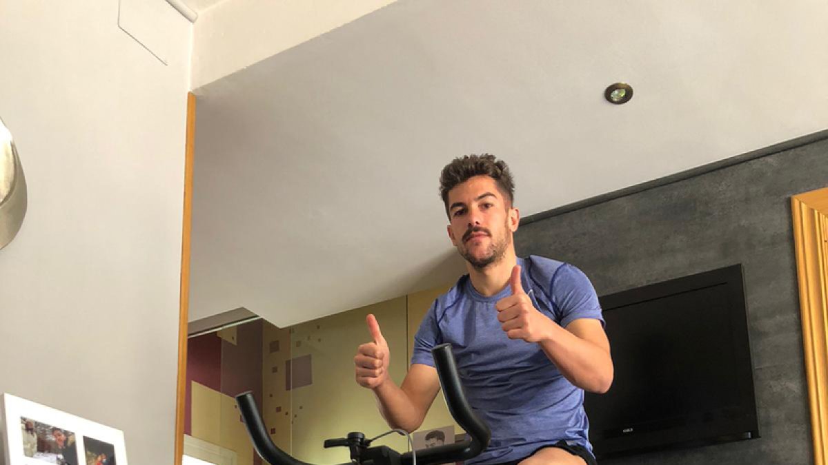 Los jugadores rojillos tienen desde el miércoles las bicicletas estáticas en sus domicilios para llevar a cabo el trabajo aeróbico. En la imagen, Curro Sánchez da las primeras pedaladas en la cuarentena de los futbolistas del Numancia.