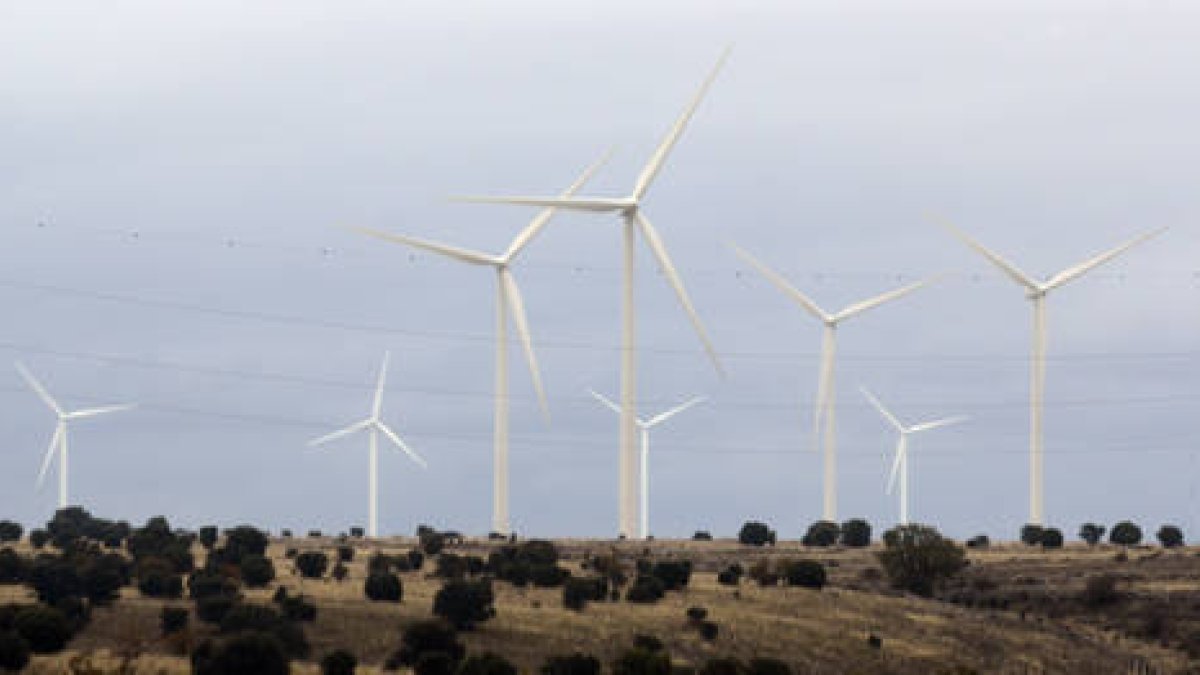 Parque de aerogeneradores  en Soria en funcionamiento. / HDS