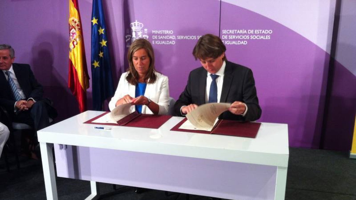 Ana Mato y Carlos Martínez Mínguez, ayer, en Madrid. AYUNTAMIENTO DE SORIA-