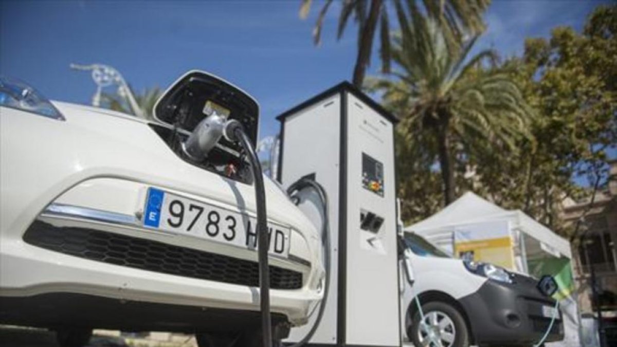 Carga de un coche eléctrico.-