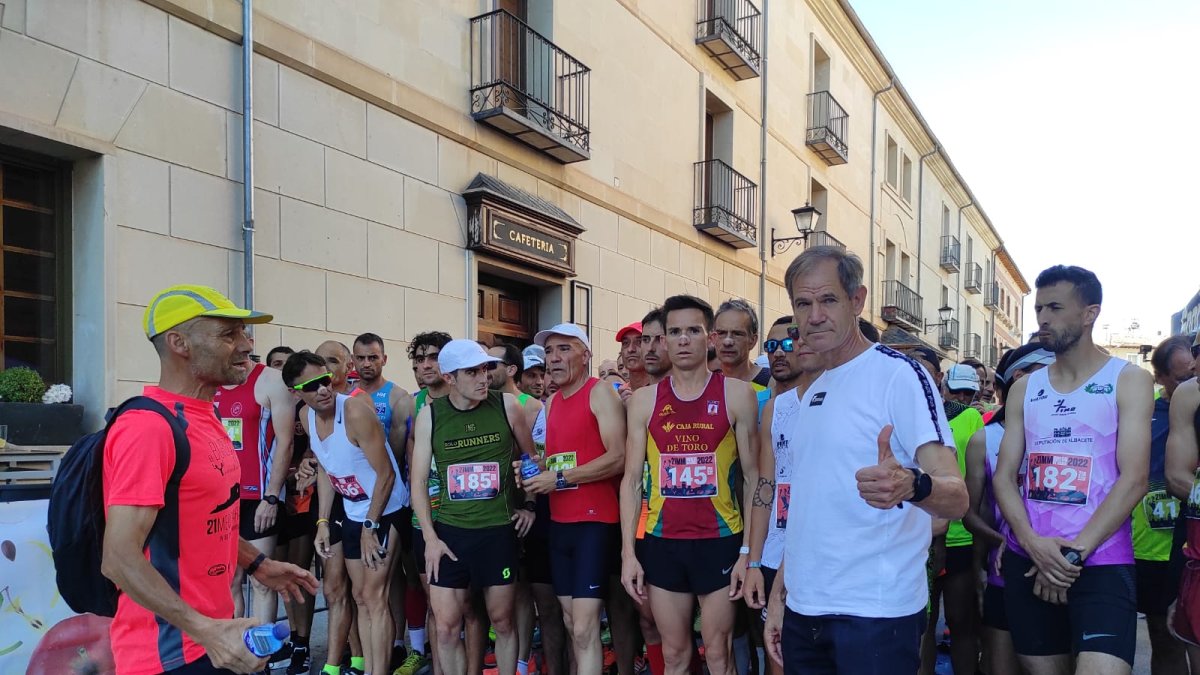 Albel Antón fue el encargado de dar el pistoletazo de salida a la prueba burgense. ANA HERNANDO