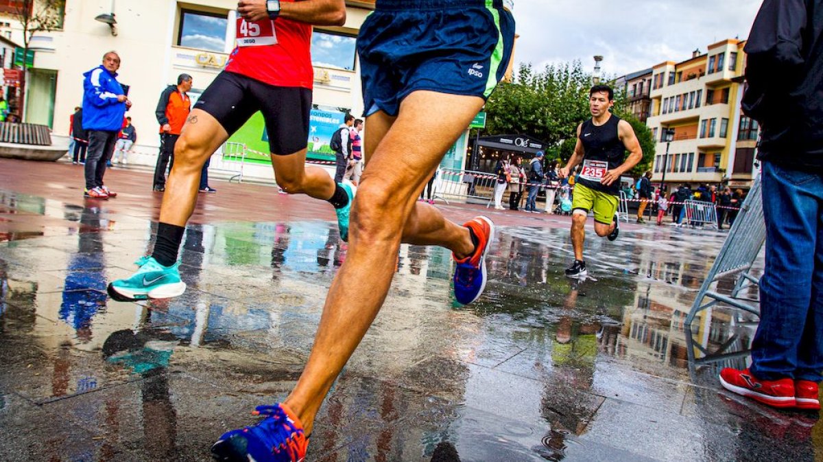 <p><strong>Marruecos </strong>fue el gran dominador de la XXXVII edición de la Media Maratón Abel Antón, una prueba que contó con la participación de 298 atletas y que ponía el colofón a la fiesta del atletismo soriano. La plaza Mariano Granados volvía a ser el centro neurálgico de la carrera una vez superada la pandemia del covid tras los dos últimos años.</p>
<p>El marroquí <strong>Zakariya El Boubekraoui</strong> fue el mejor en la clasificación masculina y en la femenina la dominadora fue la saharaui <strong>Aicha Bani</strong>. Destacar la participación de los atletas locales, con <strong>Miguel Ángel Castaño Pastor</strong> como nombre propio.</p>
<p>FOTÓGRAFO: MARIO TEJEDOR</p>