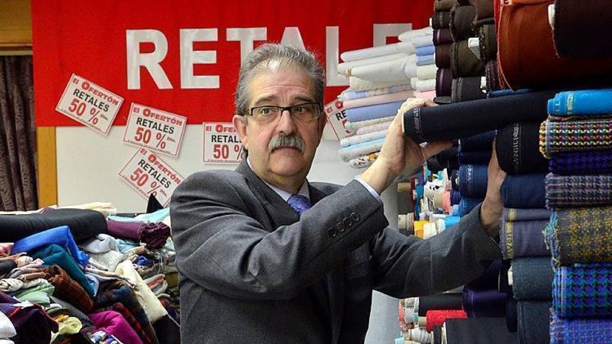 Jesús Muñoz en la tienda de la calle Numancia. / VALENTÍN GUISANDE-