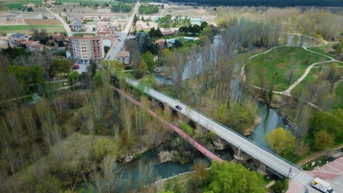 Puente medieval de Almazán, con la pasarela al lado, a vista de dron.-HDS