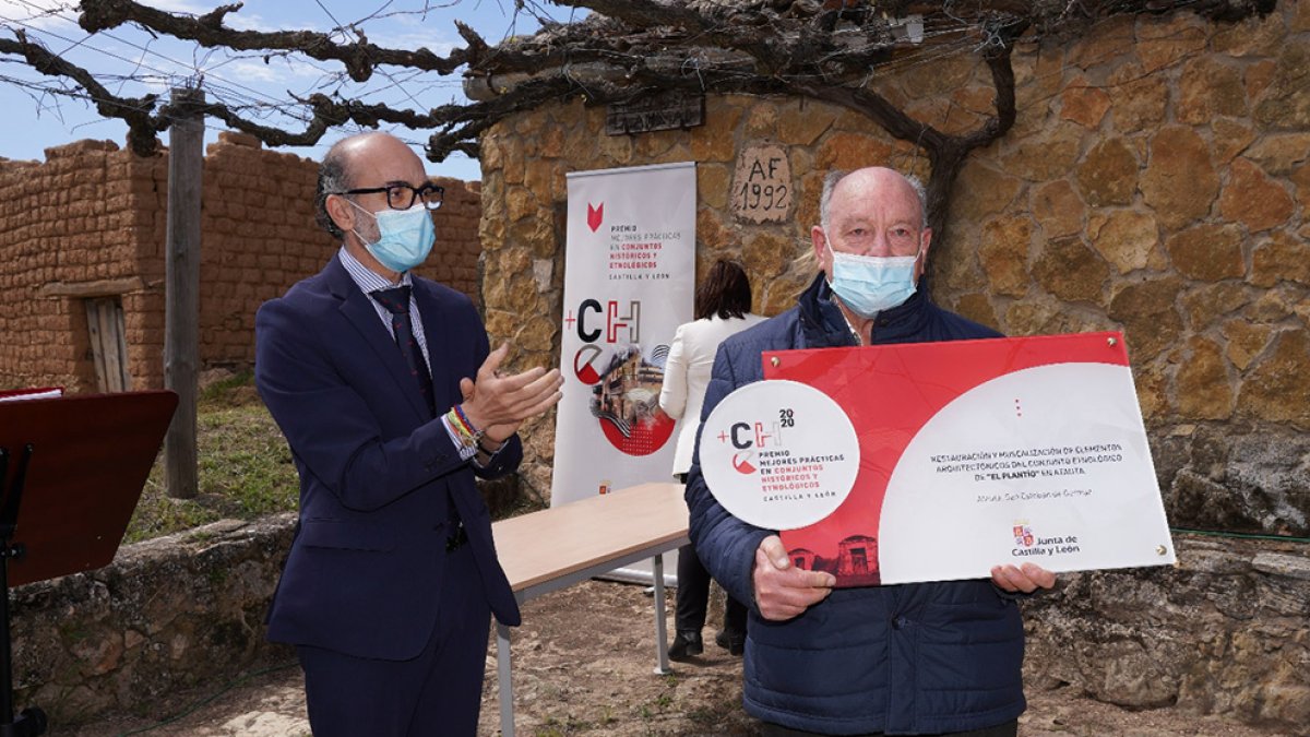 El consejero , Javier Ortega, y el alcalde de Atauta, Adolfo Tomás, que recibió el premio de la Junta. ICAL