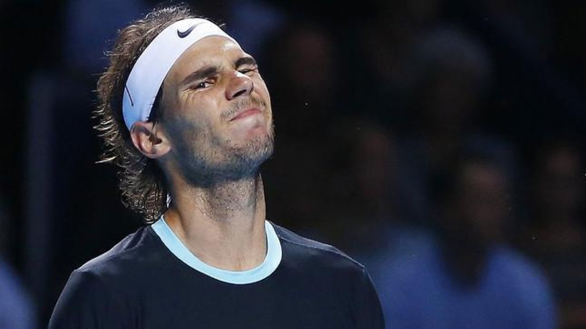 Rafael Nadal se lamenta tras perder un punto ante Roger Federer, en la final de Basilea.-REUTERS / ARND WIEGMANN