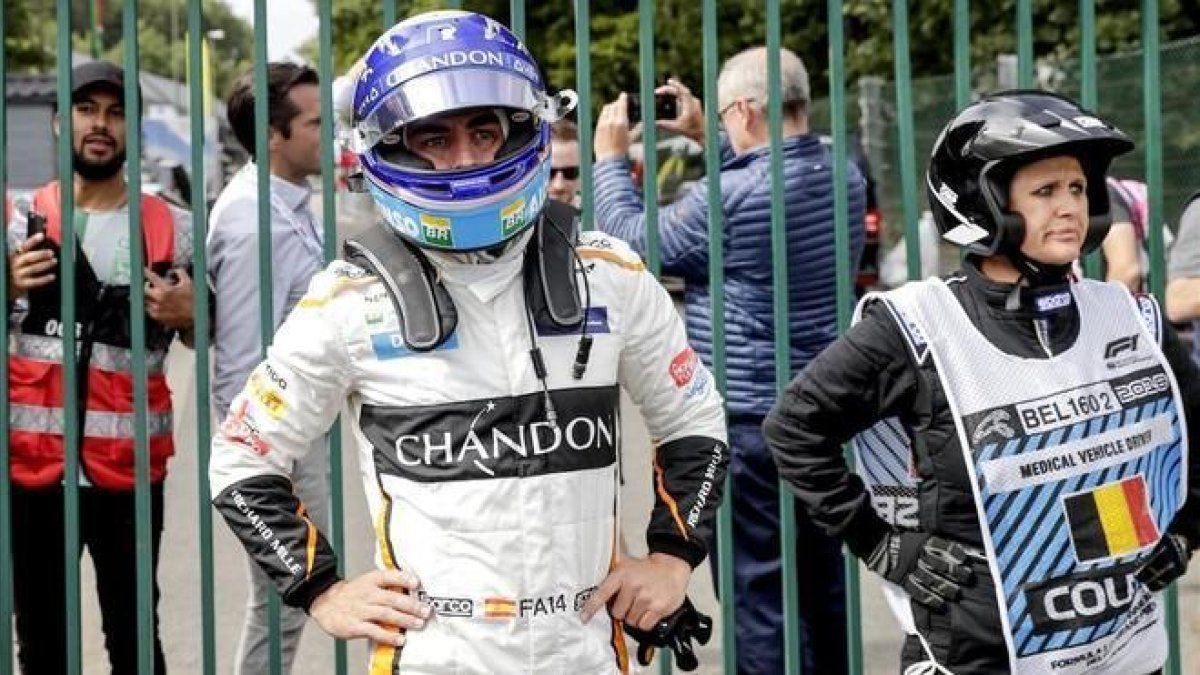 Alonso, tras el accidente en la salida-AFP