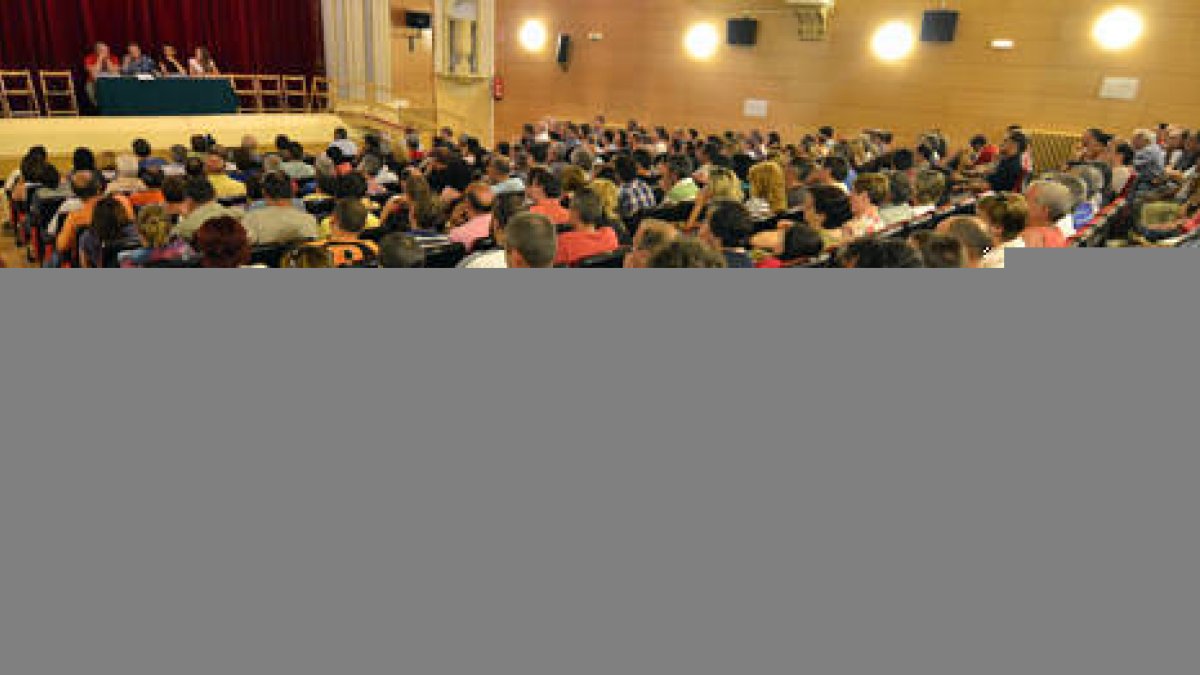Extrabajadores de Norma durante una asamblea. / ÁLVARO MARTÍNEZ-