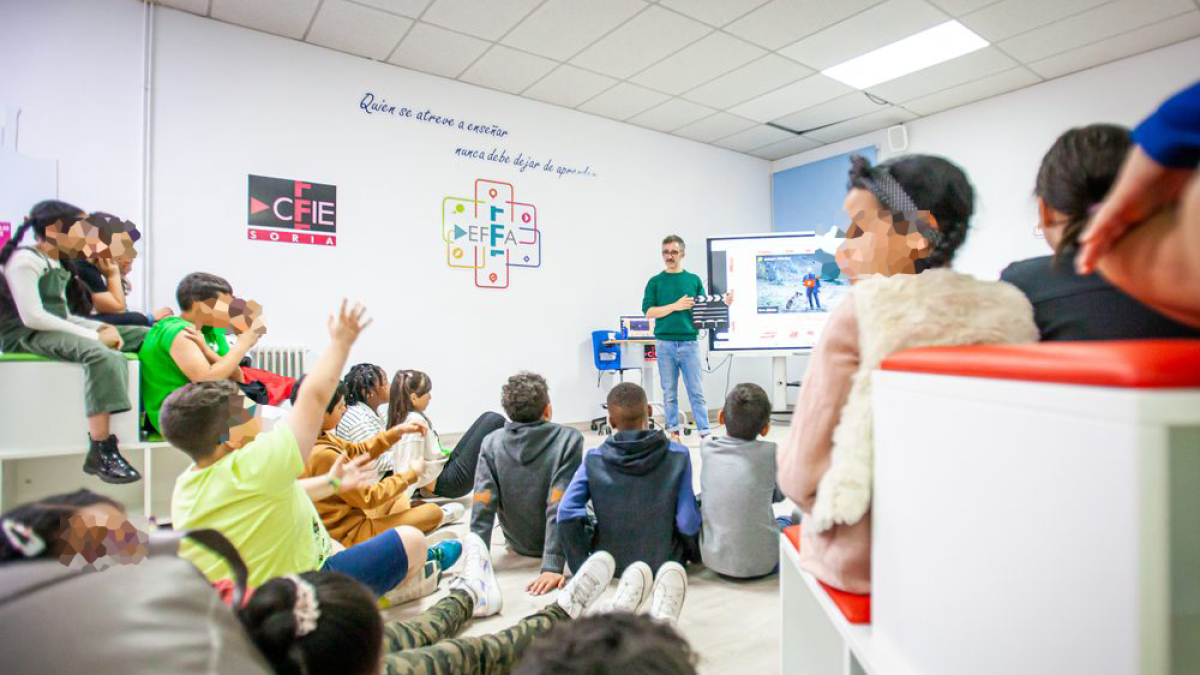 <p>La<strong> semana cultural del CEIP Las Pedrizas</strong> cuenta con dos invitados de lujo, el montador de cine <strong>Alberto del Campo</strong> y el estudiante de interpretación <strong>Jesús Ucero</strong>, el colegio vivirá estos días una semana de cine con talleres, charlas y hasta una scape room.</p>

<p>En el centro se ha instalado una <strong>exposición con material relacionado con el celuloide</strong> donde podemos encontrar clásicas películas de rollo, proyectores, figuras de acción de personajes de cine etc...</p>

<p>FOTÓGRAFO: MARIO TEJEDOR</p>