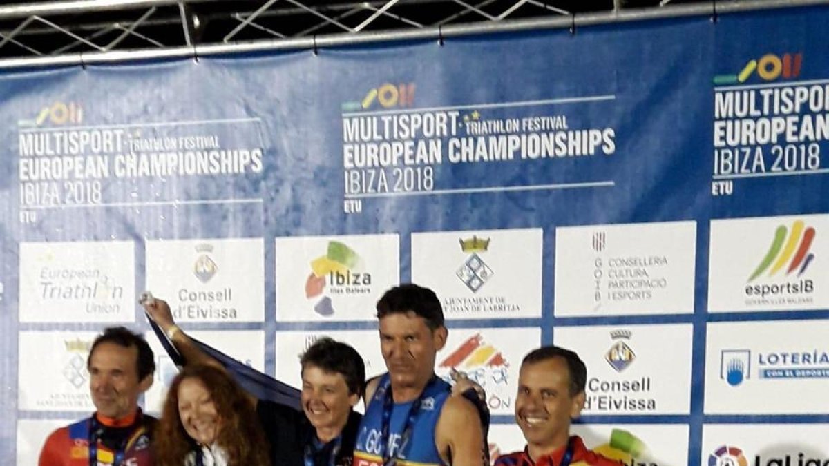 Carmelo Gómez, el segundo por la derecha, festeja su medalla de oro junto a otros campeones.-HDS