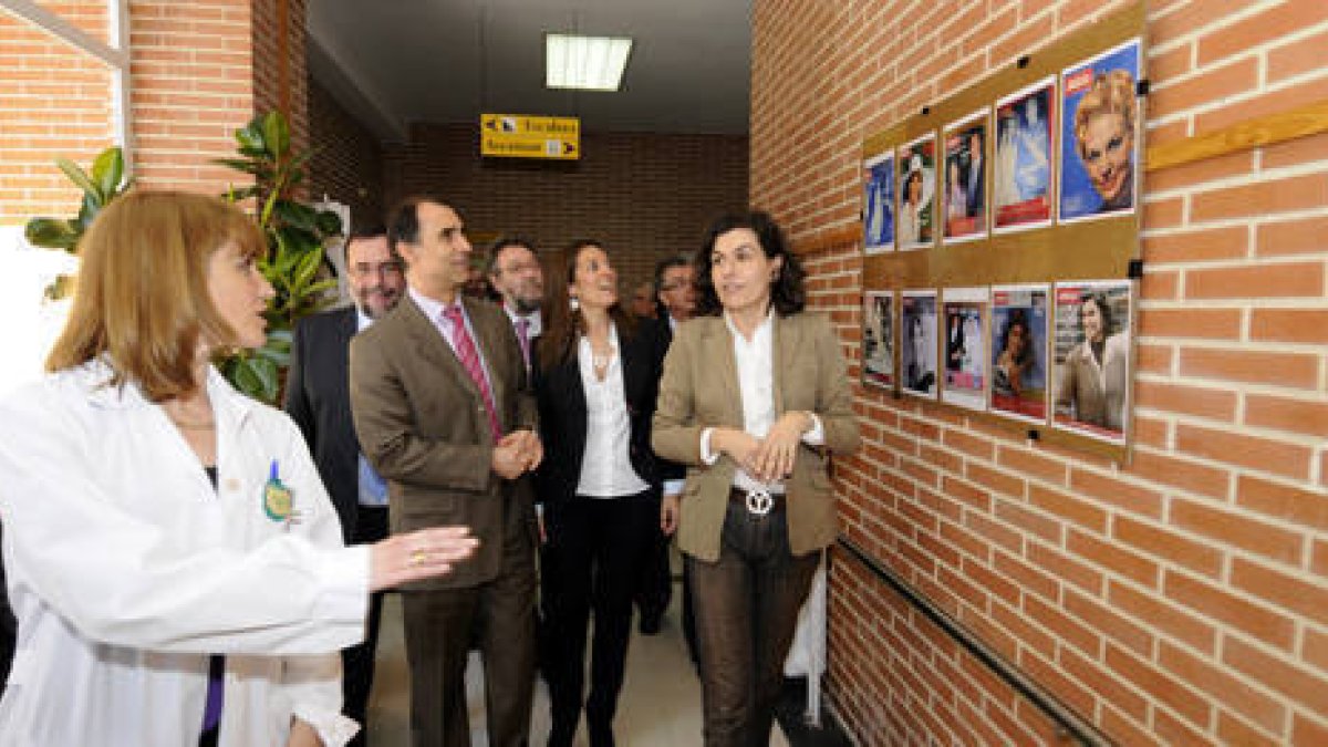 El consejero de Familia, hoy, durante su visita a la residencia de Los Royales. / VALETÍN GUISANDE-