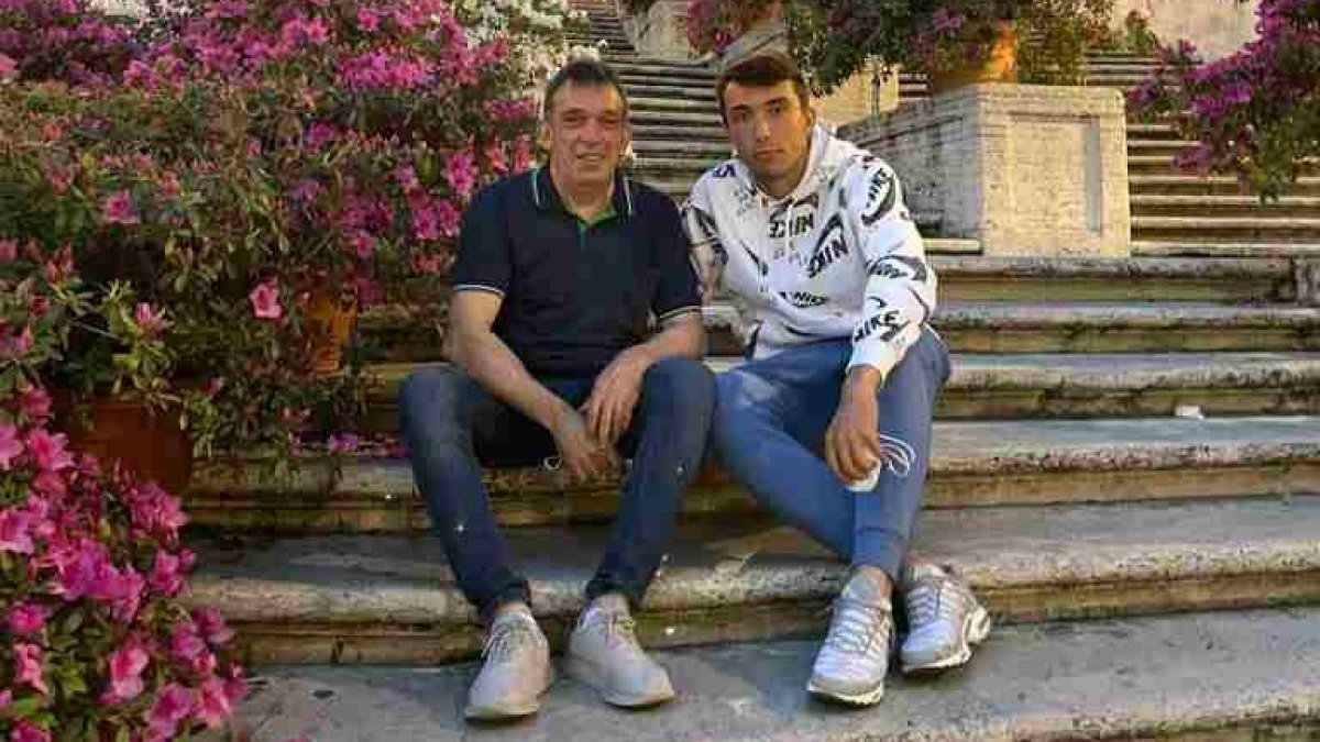Javier Vicario junto a su padre Tomás, su gran apoyo y pilar en la vida, en una imagen tomada en Roma. HDS