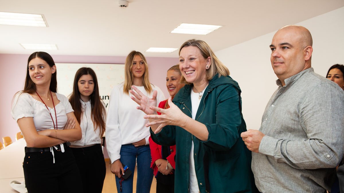 Blanco, durante su visita a la residencia Antonio Machado de Soria. CONCHA ORTEGA - ICAL