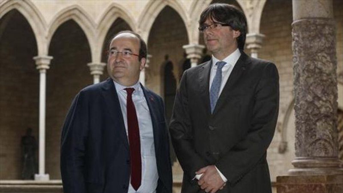 Iceta y Puigdemont, en el Palau de la Generalitat.-JULIO CARBÓ