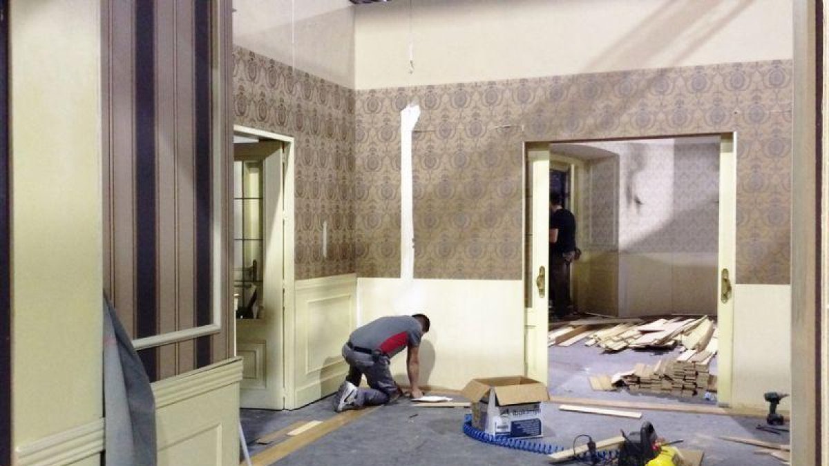Reconstrucción de los platós de la serie de TVE-1 'Acacias, 38', tras el incendió fortuito que los destruyó.-