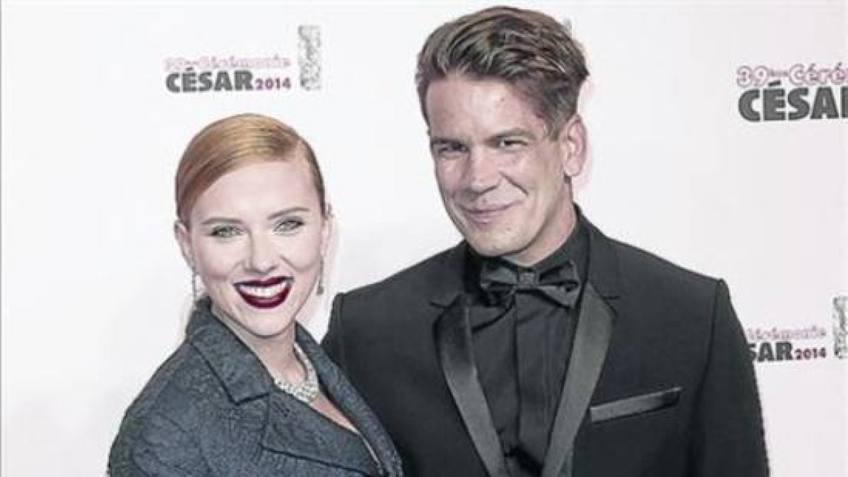 Scarlett Johansson y Romain Dauriac, en la gala de los premios César, en febrero en París.-Foto: REUTERS / REGIS DUVIGNAU