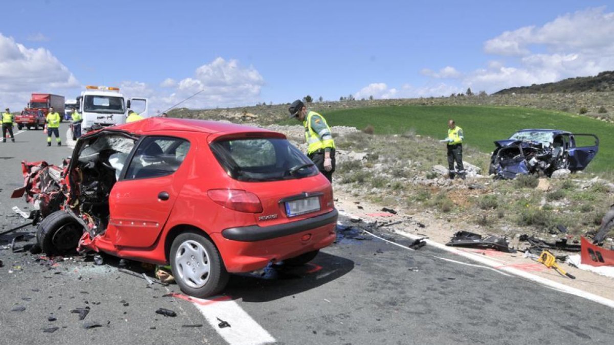 La Guardia Civil analiza los vehículos siniestrados en el accidente mortal.-VALENTÍN GUISANDE